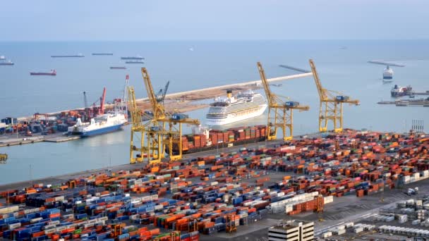 バルセロナ スパイナ April 2019 バルセロナの港ターミナルに荷を下ろす船の空中ビュー 船積みコンテナやクルーズ船を通過するストラドルキャリアトラック — ストック動画
