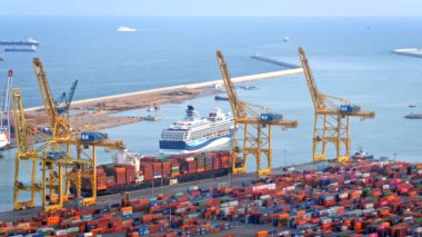 BARCELONA, SPAIN - 17 Nisan 2019: Barcelona liman terminalinde nakliye konteynırları ve yolcu gemisinin geçişi ile birlikte boşalan geminin havadan görüntüsü