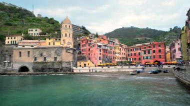 VERNAZZA, İtalya - 25 Nisan 2019: Cinque Terre Ulusal Parkı 'ndaki Vernazza köyü popüler turizm beldesi UNESCO Dünya Mirasları Alanı, Liguria, İtalya. Yatay kamera tavası