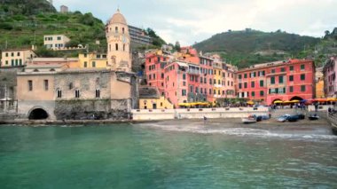 VERNAZZA, İtalya - 25 Nisan 2019: Cinque Terre Ulusal Parkı 'ndaki Vernazza köyü popüler turizm beldesi UNESCO Dünya Mirasları Alanı, Liguria, İtalya. Yatay kamera tavası