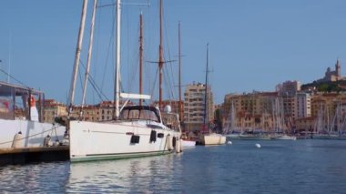 Marsilya, Fransa - 19 Nisan 2019: Marsilya Eski Limanı (Vieux-Port de Marsilya) ve Notre-Dame de la Garde Bazilikası. Kamera tavası