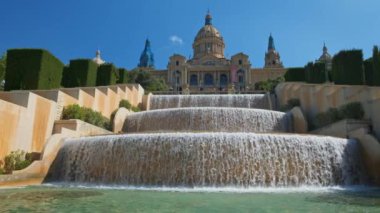 BARCELONA, İspanya - 16 Nisan 2019: Montjuic ve Palau Nacional Sihirli Çeşmesi. Barselona, İspanya. Yavaş çekim