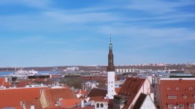Tallinn, Estonya - 3 Mayıs 2019: Toompea tepesindeki Kohtuotsa izleme platformundan Tallinn Ortaçağ Eski Kasabası UNESCO Dünya Mirası Alanı. Kamera tavası