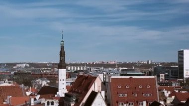 Tallinn, Estonya - 3 Mayıs 2019: Toompea tepesindeki Kohtuotsa izleme platformundan Tallinn Ortaçağ Eski Kasabası UNESCO Dünya Mirası Alanı. Kamera tavası