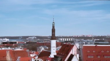 Tallinn, Estonya - 3 Mayıs 2019: Toompea tepesindeki Kohtuotsa izleme platformundan Tallinn Ortaçağ Eski Kasabası UNESCO Dünya Mirası Alanı. Kamera tavası