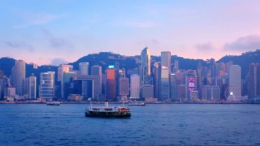 Hong Kong 1 Mayıs 2018 'de Victoria Limanı üzerindeki şehir merkezi gökdelenleri gökdelenler aydınlatıldı. Hong Kong, Çin. Yatay kamera görüntüleme
