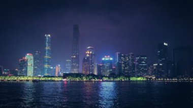 GuanGZHOU, ÇİN - 25 Mayıs 2018: Guangzhou şehir manzarası Pearl Nehri üzerindeki gökyüzü akşam panoramasında su üzerinde turist botlarıyla aydınlatıldı. Guangzhou, Çin. Kamera tavası