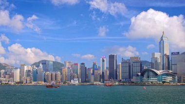 Hong Kong, Çin - 1 Mayıs 2018: günbatımında Victoria Limanı üzerindeki Hong Kong şehir merkezi gökdelenleri. Hong Kong, Çin