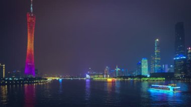 GuanGZHOU, ÇİN - 25 Mayıs 2018 Guangzhou şehir merkezi Pearl Nehri üzerindeki Canton Kulesi ile birlikte akşam panoramasında su üzerinde turist botlarıyla aydınlatıldı. Guangzhou, Çin