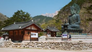Seoraksan, Güney Kore - 15 Nisan 2017: Büyük Birleşme Buda Tongil Daebul Seoraksan Ulusal Parkı 'nda bulunan 14.6 metre 108 ton ağırlığındaki Bronz Buda heykeli.