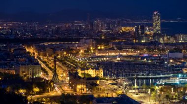 BARCELONA, SPAIN - 15 Nisan 2019: Barcelona şehrinin hava zaman çizelgesi şehir trafiği ve yatlı liman