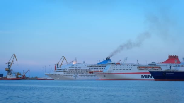 希腊赫拉克伦 2019年5月18日 由位于塞浦路斯的塞勒斯特亚尔号游轮运营的 水晶天星 号游轮 晚间从赫拉克伦港出发 — 图库视频影像