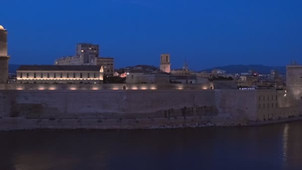フランス マルセイユ 2019年4月19日 マルセイユ旧港とサン ジャン砦 ヨーロッパと地中海文明博物館とマルセイユ大聖堂が夜に照らされた カメラパン — ストック動画
