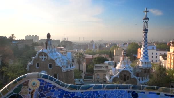 Barcelona Stadsutsikt Från Guell Park Med Färgglada Mosaikbyggnader Turistattraktion Park — Stockvideo
