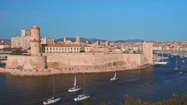 法国马赛 Marseille France 2019年4月19日 Yachts从船坞驶向马赛旧港 Vieux Port Marseille 和圣约翰堡 相机盘 — 图库视频影像