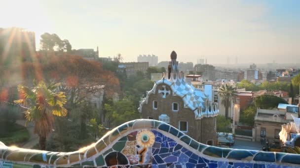 바르셀로나 Guell 공원에서 명소에 화려한 모자이크 Guell에서 일출에 바르셀로나 스페인 — 비디오