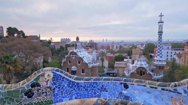 Widok Miasto Barcelona Guell Park Kolorowymi Budynkami Mozaiki Atrakcji Turystycznej — Wideo stockowe