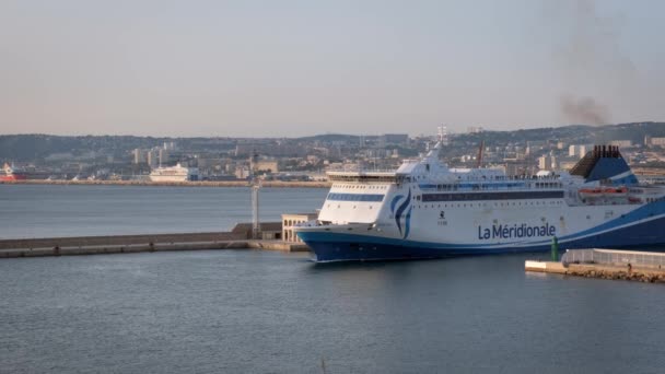 フランス マルセイユ 2019年4月19日 マルセイユ コルシカ旅客ロールオフRoroフェリーGilolataが所有し 夕方にマルセイユ港を出発する — ストック動画