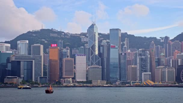 Hong Kong 2018年5月1日 香港のスカイラインは 観光ボートやフェリーで日没にビクトリアハーバーの上の高層ビクトリアハーバーのダウンタウンの景色を望む — ストック動画