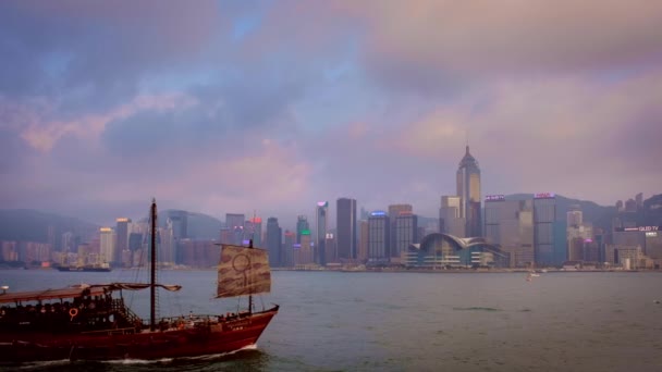 Hong Kong April 2018 香港のスカイライン市民は ジャンクツーリストのボートフェリーで夕方にビクトリア港の上にダウンタウン高層ビルを景色 水平カメラパンニング — ストック動画