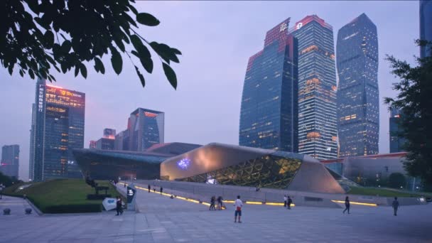 中国广州 2018年4月27日 由伊拉克著名建筑师扎哈 哈迪德设计的广州歌剧院在暮色中照明 — 图库视频影像