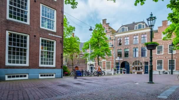德尔夫特 2017年5月12日 荷兰德尔夫特镇的行人和自行车在古街上与中世纪房屋一起行驶的时间 — 图库视频影像