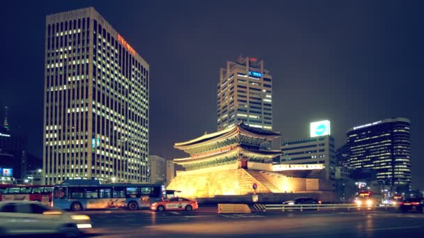 Seoul Sydkorea April 2016 Namdaemun Gate Sungnyemun Natten Med Stadstrafiken — Stockvideo