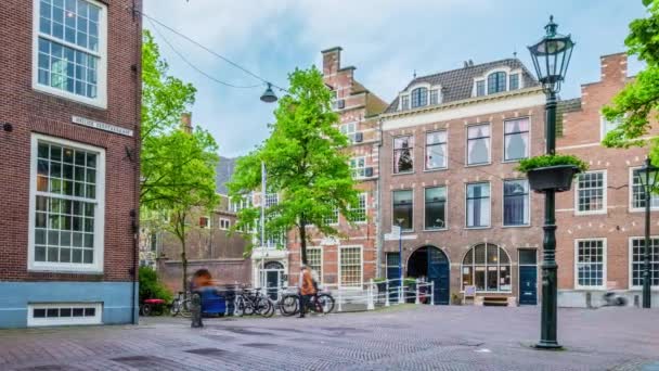 Delft Netherlands 2017年5月12日 荷兰德尔夫特镇的行人和自行车在旧街道上行驶的时间 以及中世纪的房屋 卧式相机的气孔 — 图库视频影像