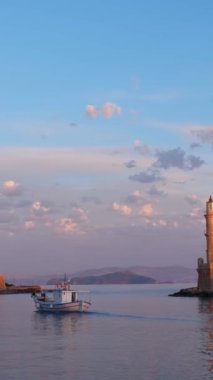 Chania 'nın pitoresk limanında denize açılan balıkçı tekneleri, sabahları Girit adasının tarihi ve turistik noktalarından biridir. Hanya, Girit, Yunanistan. Kamera tavası