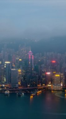 Gece gündüz aydınlanan Hong Kong gökdelenleri gökdelenleri gökdelenleri Victoria Limanı üzerinde. Hong Kong, Çin