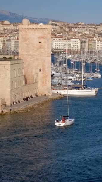 游艇在日落时到达马赛老港口 Vieux Port Marseille 和圣约翰堡 相机盘 — 图库视频影像