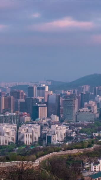 首尔市中心的城市景观和南山首尔塔从仁旺山经过的空中时间是昼夜交替的 — 图库视频影像