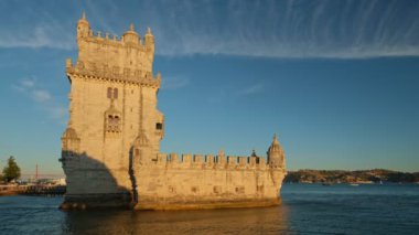 Belem Kulesi veya St. Vincent Kulesi - Lisboa 'nın ünlü turizm merkezi - gün batımında Tagus Nehri Tejo kıyısında. Lizbon, Portekiz