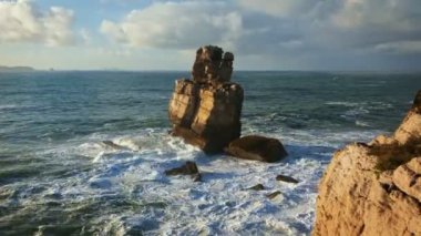 Cabo Carvoeiro, Peniche, Portekiz 'de gün batımında okyanus kıyısındaki kayalık.