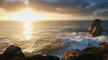 Cabo Carvoeiro, Peniche, Portekiz 'de gün batımında okyanus kıyısındaki kayalık.
