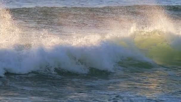 日落时的海浪被阳光照得反光 Costa Caparica 葡萄牙 慢动作 — 图库视频影像