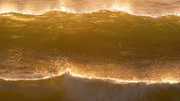 日落时的海浪被阳光照得反光 Costa Caparica 葡萄牙 慢动作 — 图库视频影像