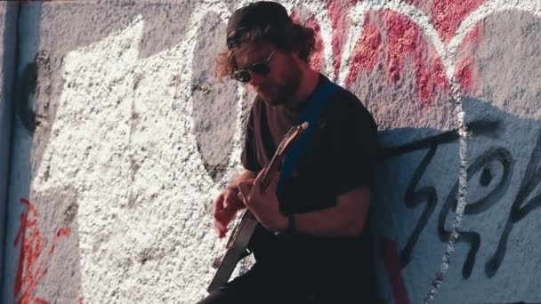 Hipster Straßenmusiker Schwarz Spielt Auf Der Straße Bei Sonnenuntergang Eine — Stockvideo