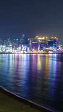 Busan 'da Gwangalli Plajı' nda gece vakti, Güney Kore. Hava görüntüsü. Uzaklaştırma efekti