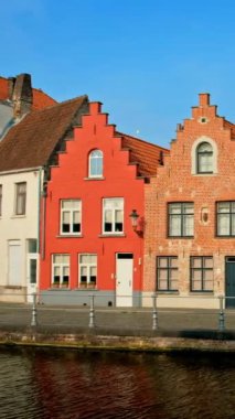 Belçika 'nın ünlü turist kasabası Bruges' de (Brugge) gün batımında eski evler ve kanallar. Kamera tavası