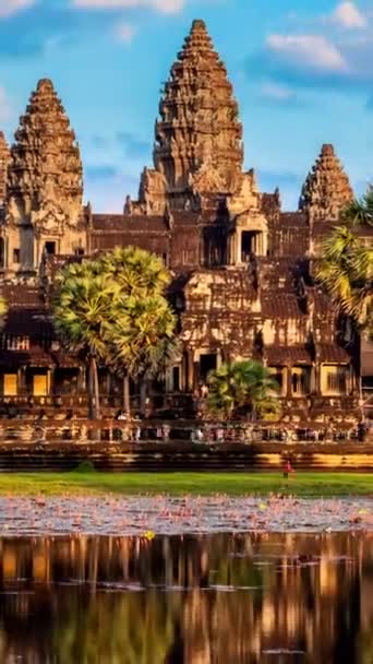 柬埔寨历史上具有里程碑意义的吴哥窟 反映在水中 相机变焦了 — 图库视频影像