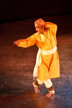 CHENNAI, INDIA - 28 Aralık 2009 'da Hindistan' ın Chennai kentinde ünlü üstat Bhirju Maharaj tarafından gerçekleştirilen Hint klasik dansı Kathak performansı