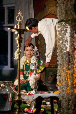 CHENNAI, Hindistan - 29 AĞUSTOS: Hindistan (Tamil) Geleneksel Düğün Töreni