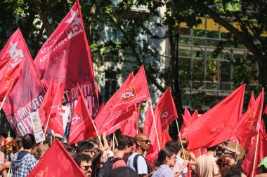 Lizbon, Portekiz - 25 Nisan 2023: Karanfil Devrimi 'nin yıldönümü diğer adıyla 25 Nisan Devrimi (25 de Abril) gösteri yürüyüşü