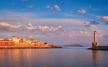 Eski Chania limanı manzarası, sabahları Girit Adası 'nın tarihi ve turistik noktalarından biridir. Hanya, Girit, Yunanistan
