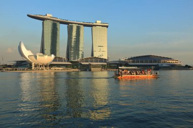SINGAPORE - 6 Mayıs 2011: Marina Bay Sands kompleksi 6 Mayıs 2011 'de Singapur' da günbatımında. Marina Bay Sands entegre bir tatil köyü ve dünyanın en pahalı standalone kumarhanesi olarak gösteriliyor.