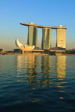 SINGAPORE - 6 Mayıs 2011: Marina Bay Sands kompleksi 6 Mayıs 2011 'de Singapur' da günbatımında. Marina Bay Sands entegre bir tatil köyü ve dünyanın en pahalı standalone kumarhanesi olarak gösteriliyor.