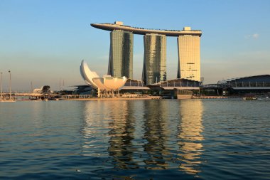 SINGAPORE - 6 Mayıs 2011: Marina Bay Sands kompleksi 6 Mayıs 2011 'de Singapur' da günbatımında. Marina Bay Sands entegre bir tatil köyü ve dünyanın en pahalı standalone kumarhanesi olarak gösteriliyor.