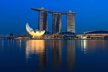 SINGAPORE - 6 Mayıs 2011: Marina Bay Sands kompleksi 6 Mayıs 2011 'de Singapur' da günbatımında. Marina Bay Sands entegre bir tatil köyü ve dünyanın en pahalı standalone kumarhanesi olarak gösteriliyor.