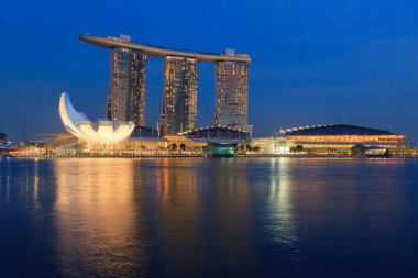 SINGAPORE - 6 Mayıs 2011: Marina Bay Sands kompleksi 6 Mayıs 2011 'de Singapur' da günbatımında. Marina Bay Sands birleşik bir tatil köyü ve dünyanın en pahalı standalone kumarhanesi olarak gösteriliyor.